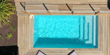 Photo de la mini piscine 4x2 m. Lac de Carces en coque polyester à fond plat alvéolé