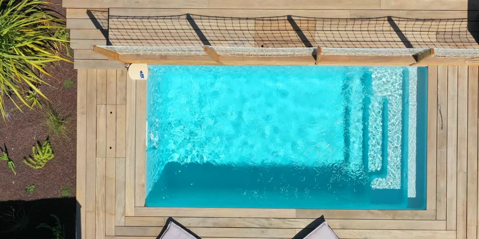 Photo de la Photo de la mini piscine 4x2 m. Lac de Carces en coque polyester à fond plat alvéolé