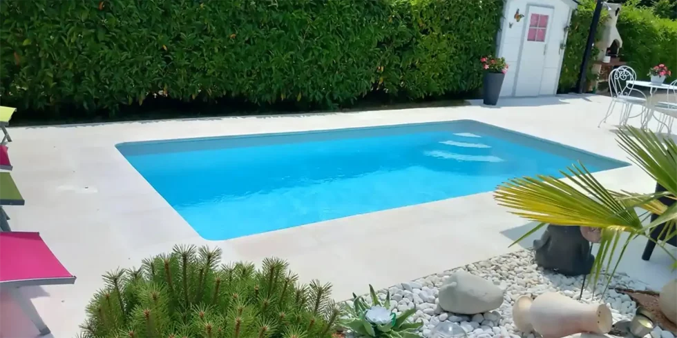 Photo de la Photo de la petite piscine Annecy 1 en coque polyester à fond plat alvéolé