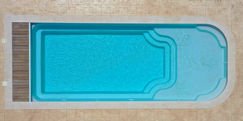 Photo de la Photo de la piscine 10x4 avec plage immergée Lac de Charmes en coque polyester à fond plat alvéolé