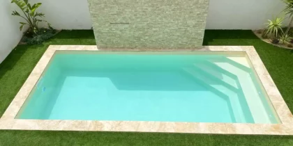 Photo de la piscine 6x3 avec banquette Lac du Cinto en coque polyester à fond plat alvéolé