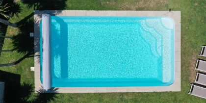 Photo de la piscine 8x4 avec banquette Castillon en coque polyester à fond plat alvéolé