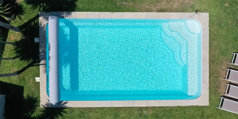 Photo de la piscine 8x4 avec banquette Castillon en coque polyester à fond plat alvéolé
