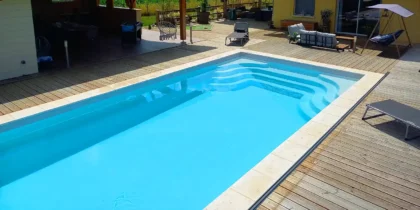 Photo de la piscine 8x4 avec escalier roman Lac de l'étoile en coque polyester à fond plat alvéolé