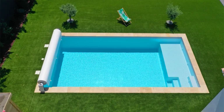 Photo de la piscine 8x4 avec plage immergée Lac de Naussac en coque polyester à fond plat alvéolé
