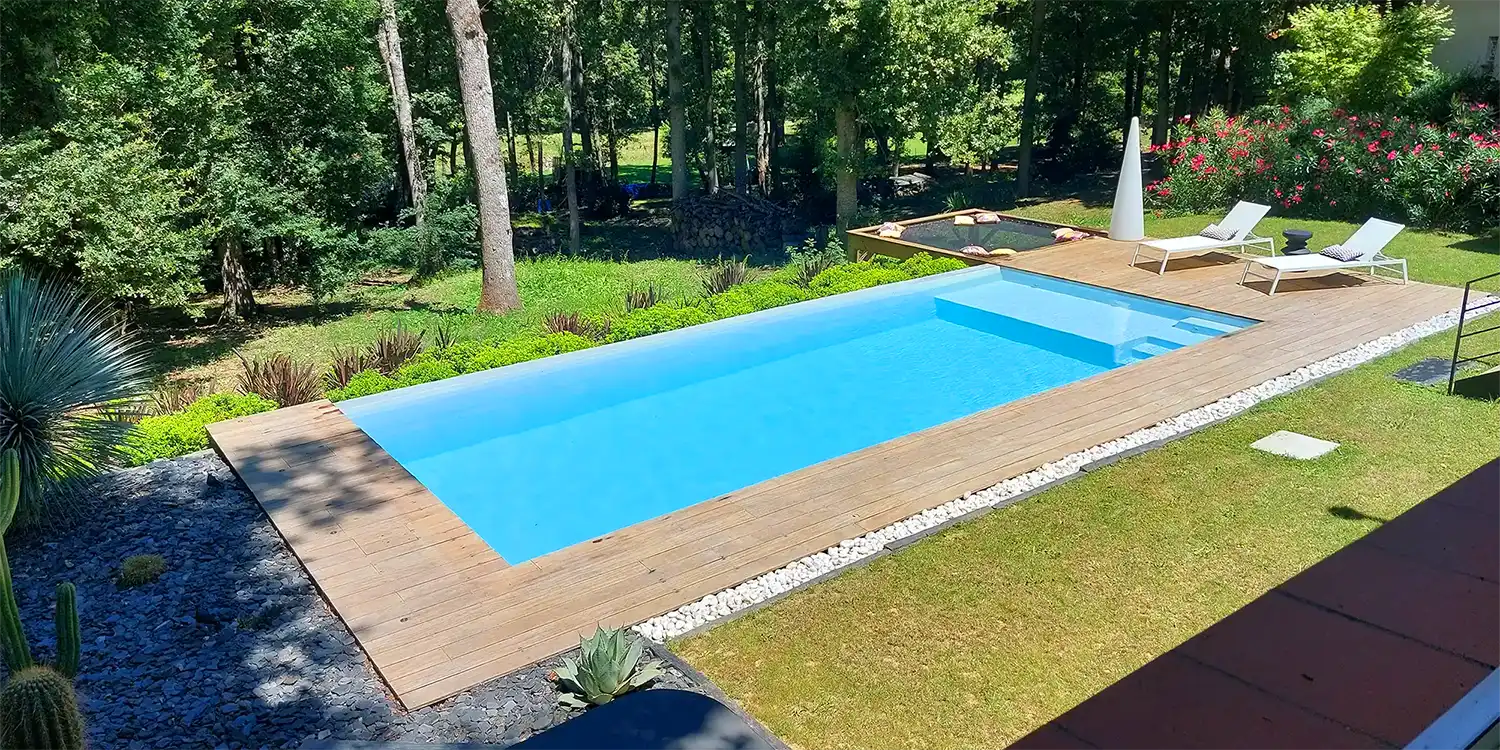 Photo de la piscine 9x4 avec plage immergée Lac de Guéry en coque polyester à fond plat alvéolé