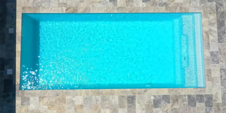 Photo de la piscine 9x4 Lac de Madine en coque polyester à fond plat alvéolé