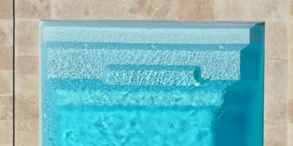 Photo d'une piscine avec banquette