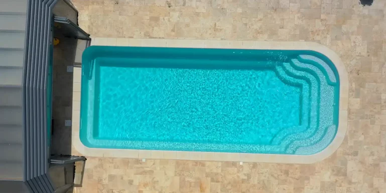 Photo de la piscine coque 10x4 m. Durance en polyester à fond plat alvéolé