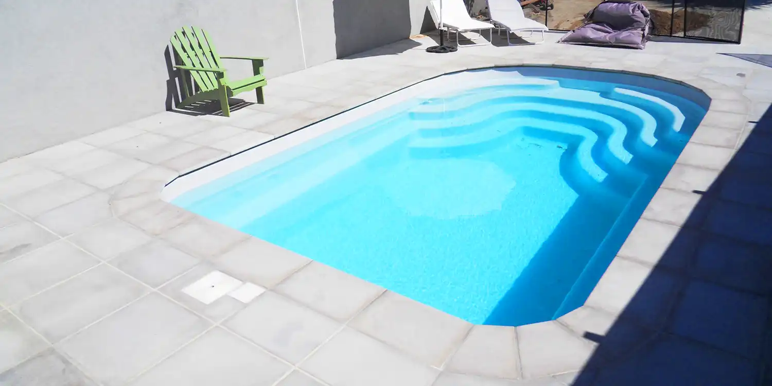 Photo de la piscine coque 5x3 Annecy en polyester et à fond plat alvéolé