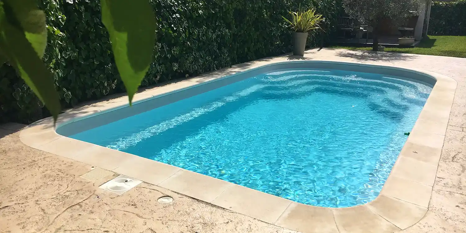 Photo de la piscine coque 8x3 m. Genève en polyester à fond plat alvéolé